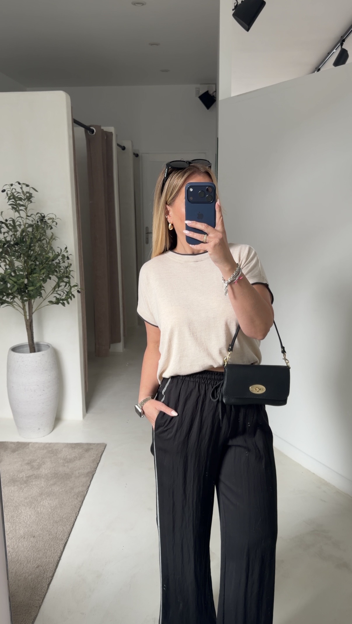 T-shirt beige détails de tissu noir — vue 2
