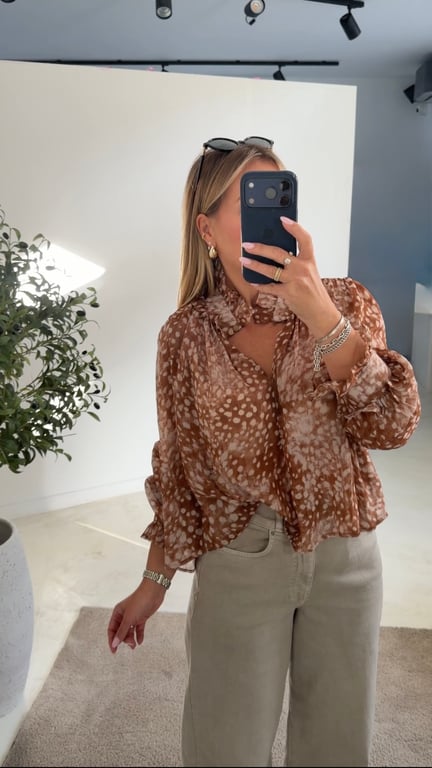 Blouse à motifs biche et col montant