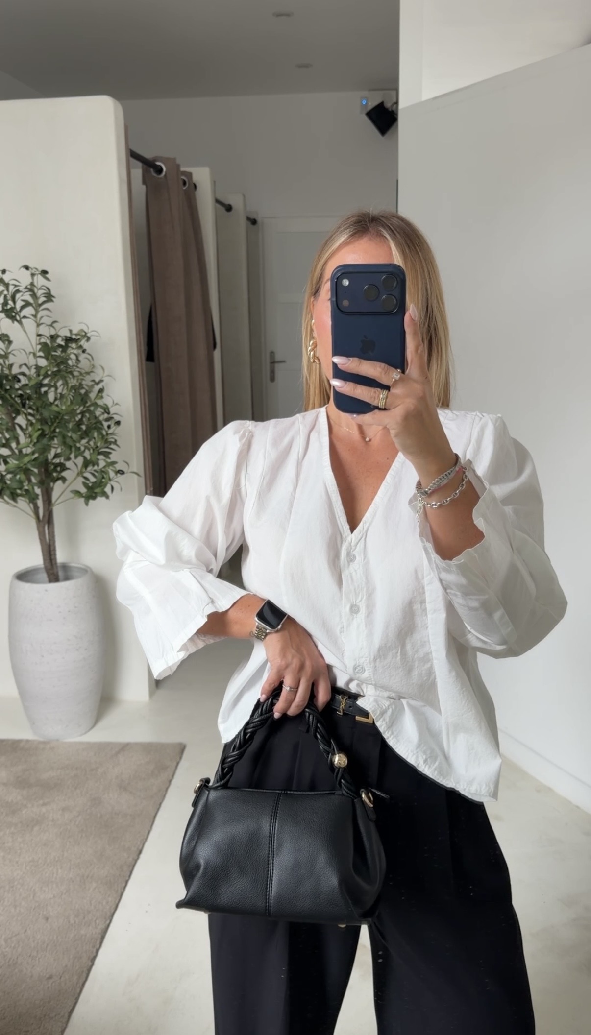 Blouse blanche col v et manches évasées — vue 2