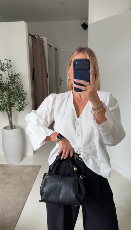Blouse blanche col v et manches évasées — vue alternative
