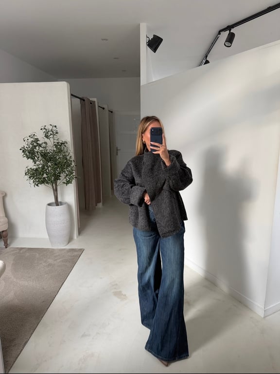 Manteau gris avec fermeture asymétrique