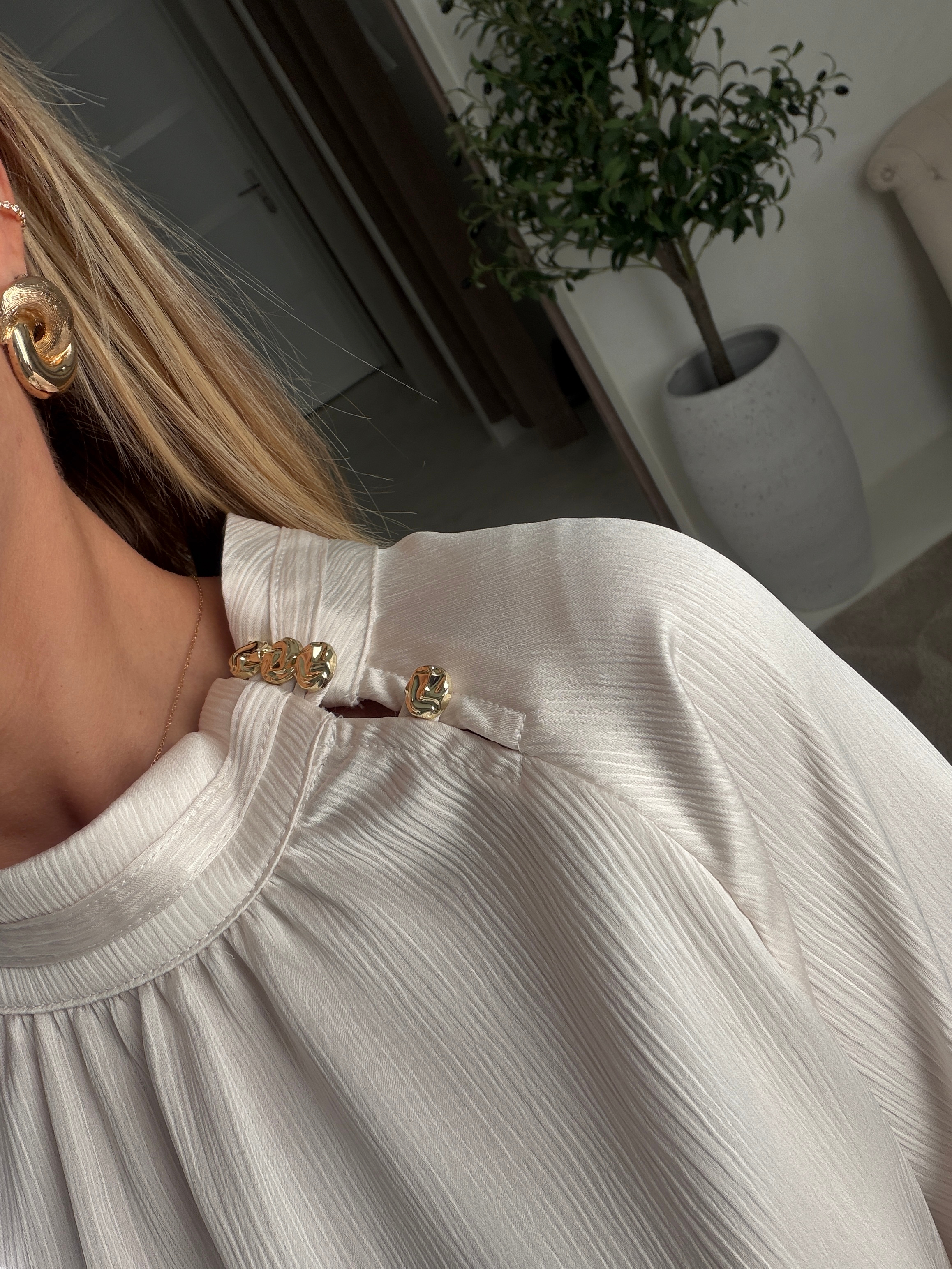 Blouse effet satiné écru avec boutons dorés — vue 3