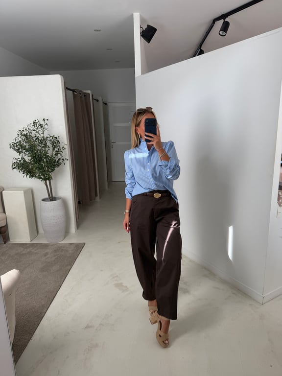 Chemise bleu à rayures blanches et marron