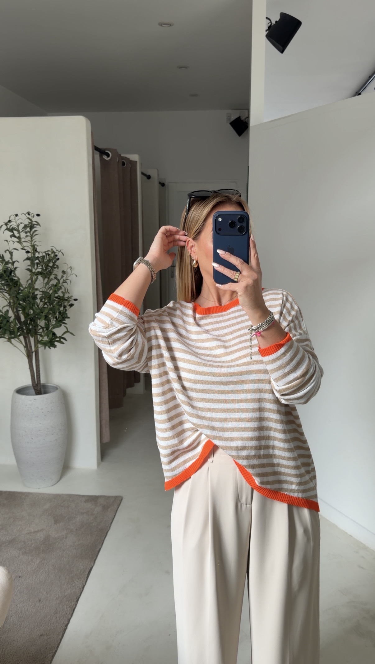 Pull marinière en maille beige et blanc avec orange au col — vue alternative