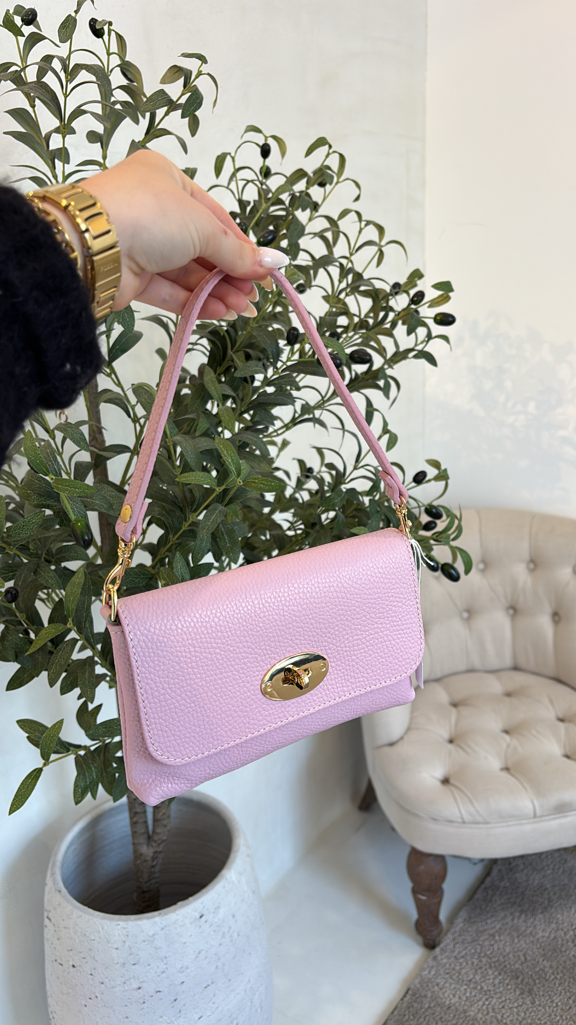 Sac à main rose avec fermoir doré — vue alternative