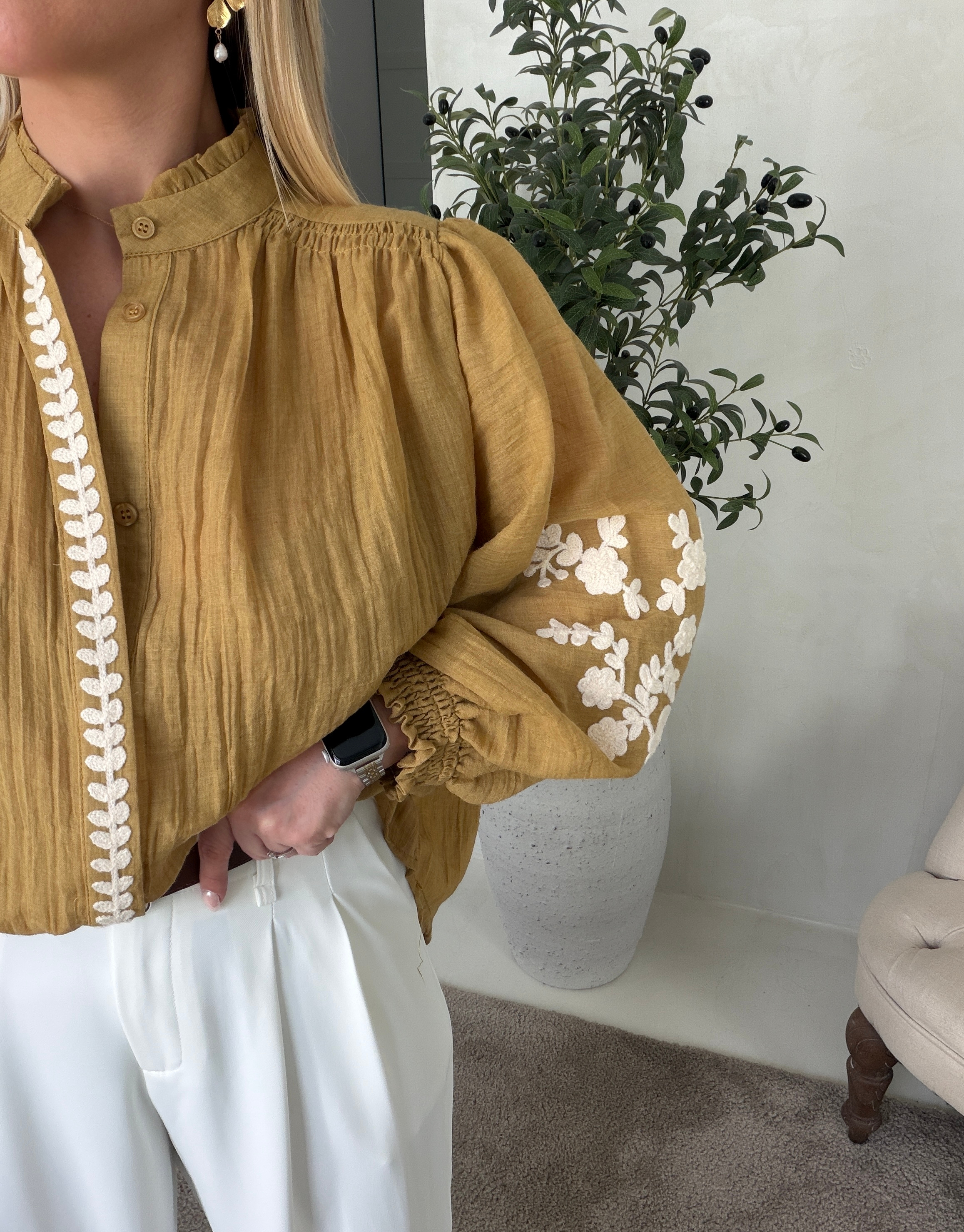Blouse légère moutarde avec broderies — vue 2