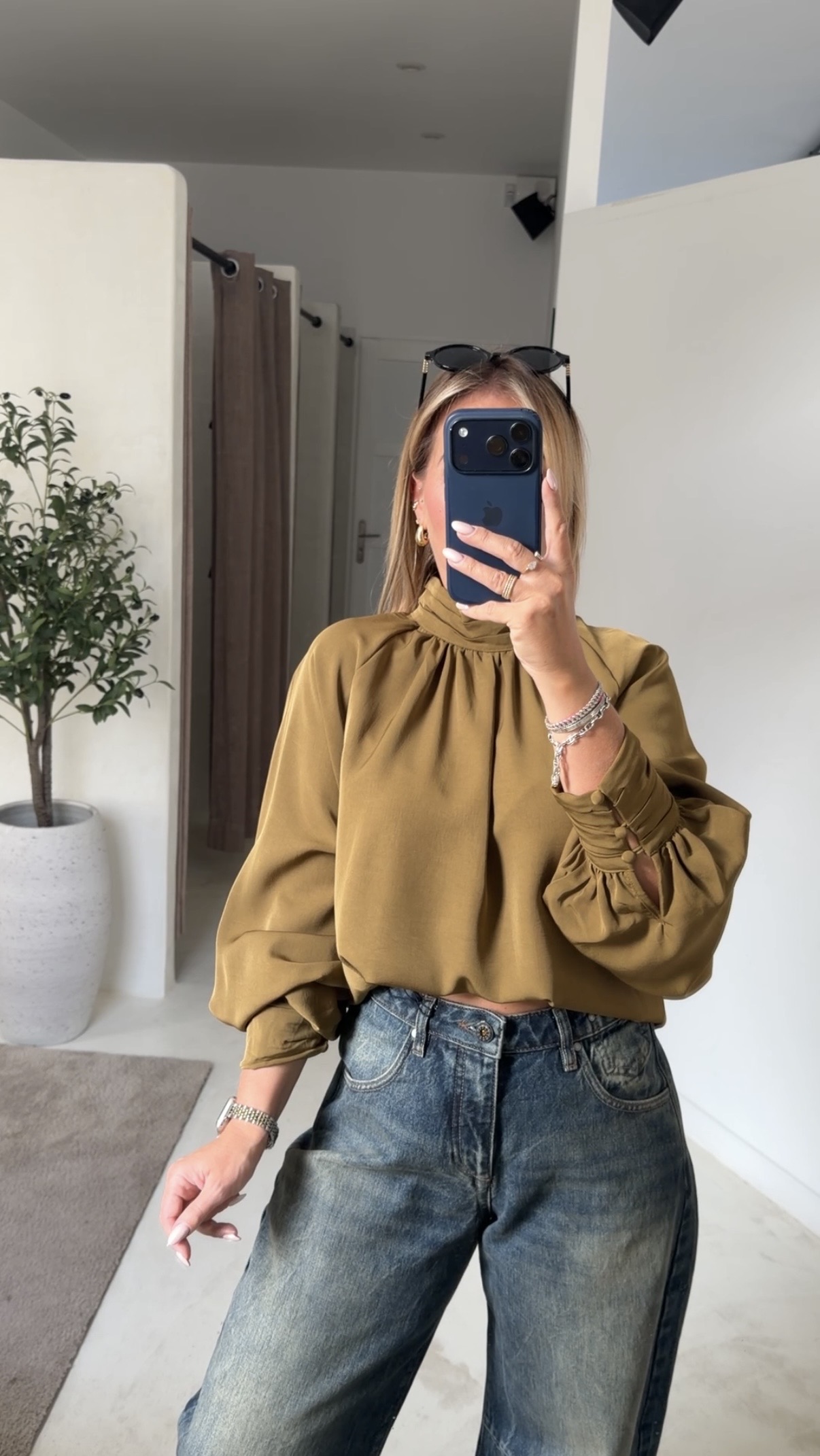 Blouse olive col montant et manches bouffantes — vue 2