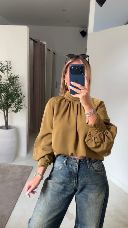 Blouse olive col montant et manches bouffantes — vue alternative