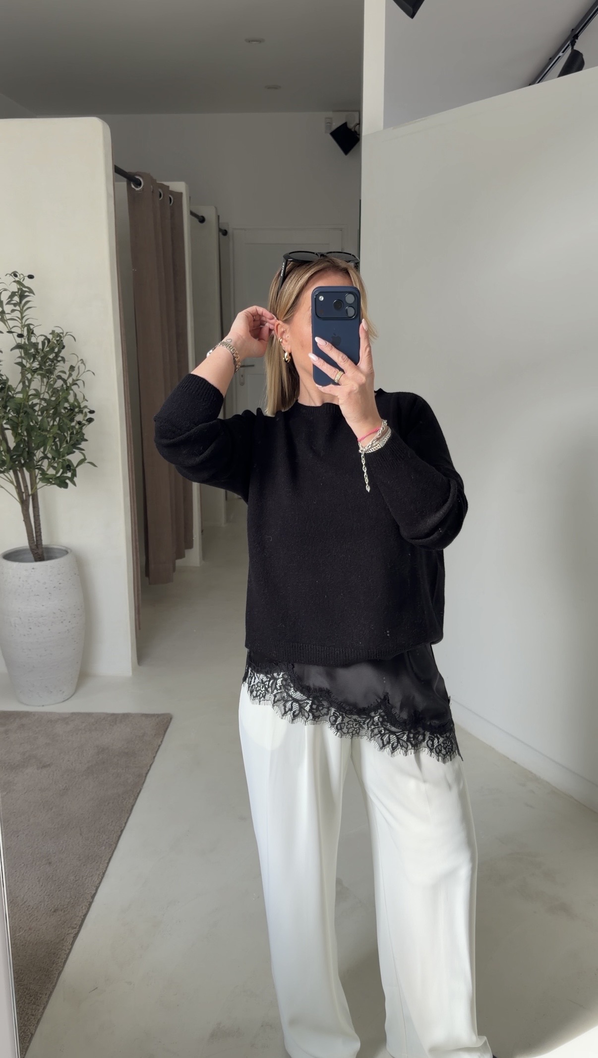 Bustier/Jupe satinée noir asymétrique avec dentelle — vue 2