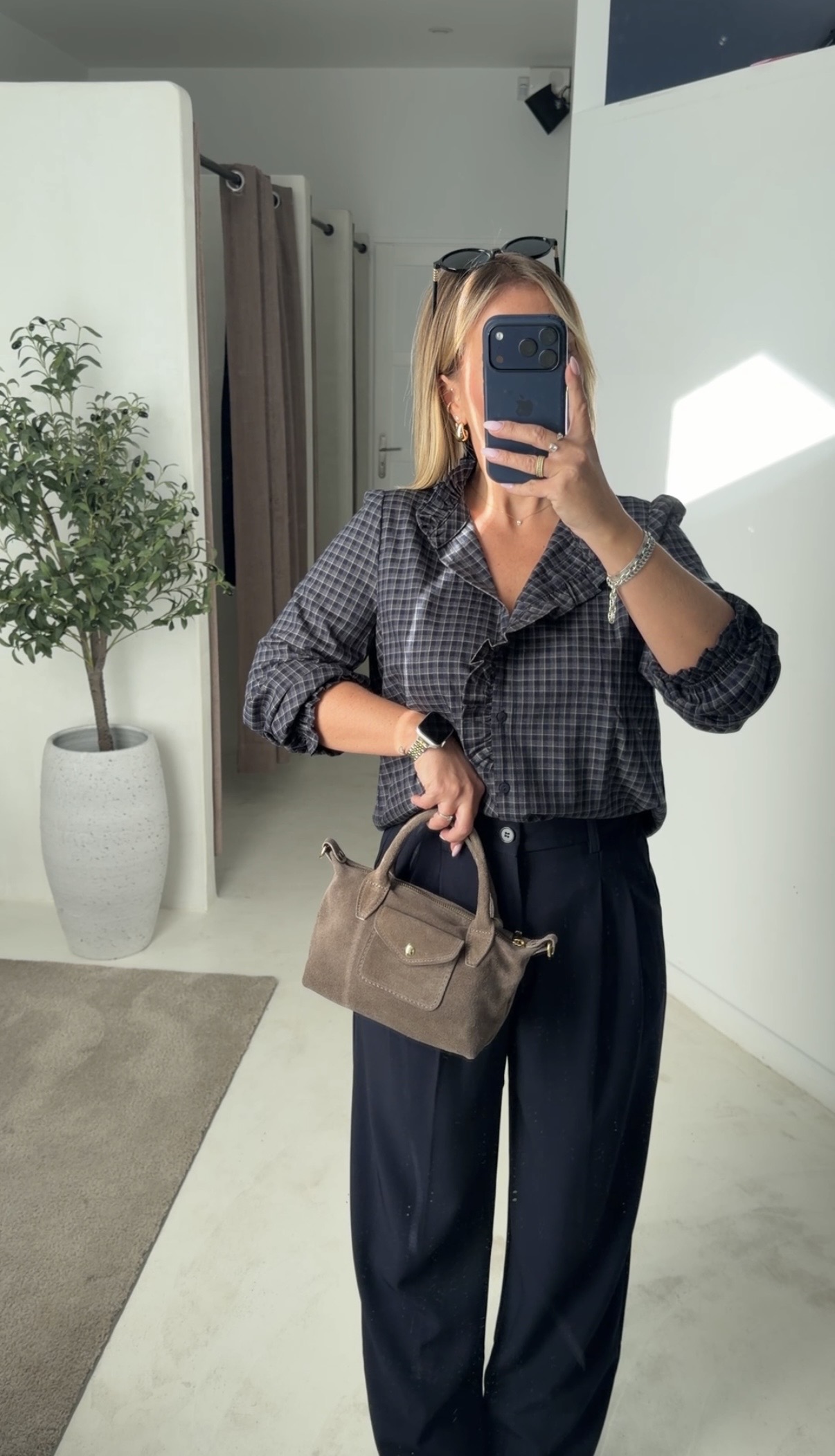 Blouse à carreaux bleu marine détails volants — vue 2