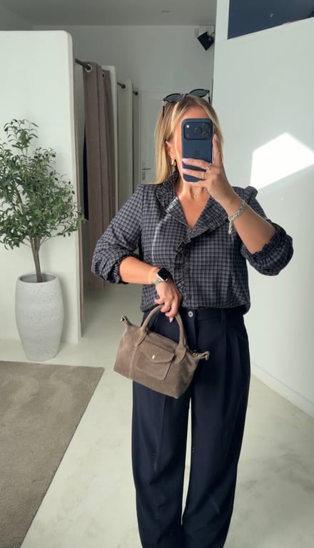 Blouse à carreaux bleu marine détails volants — vue alternative
