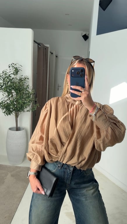 Blouse camel avec noeud sur le devant — vue alternative
