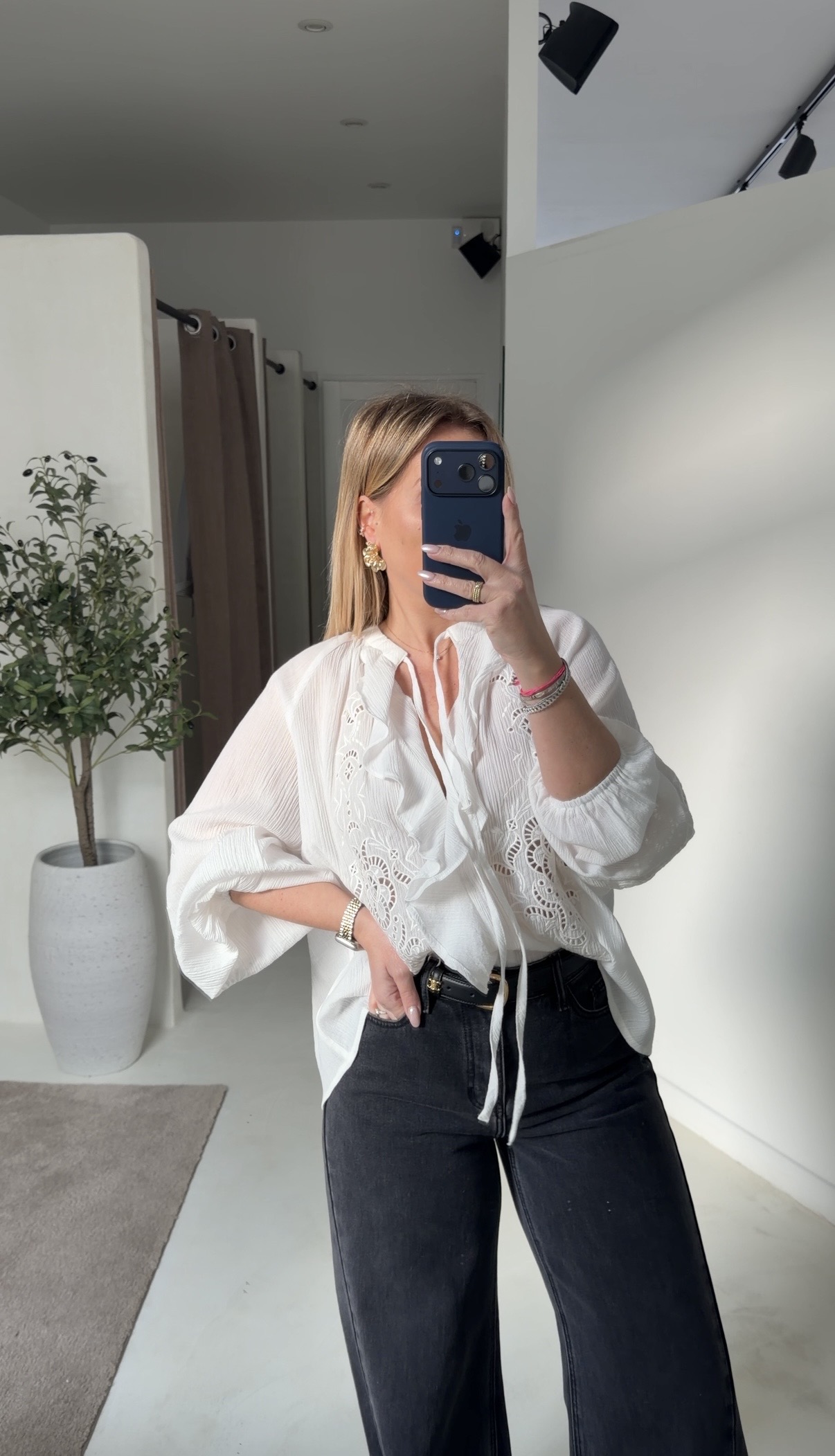 Blouse blanche à volants et manches amples ajourées — vue 2