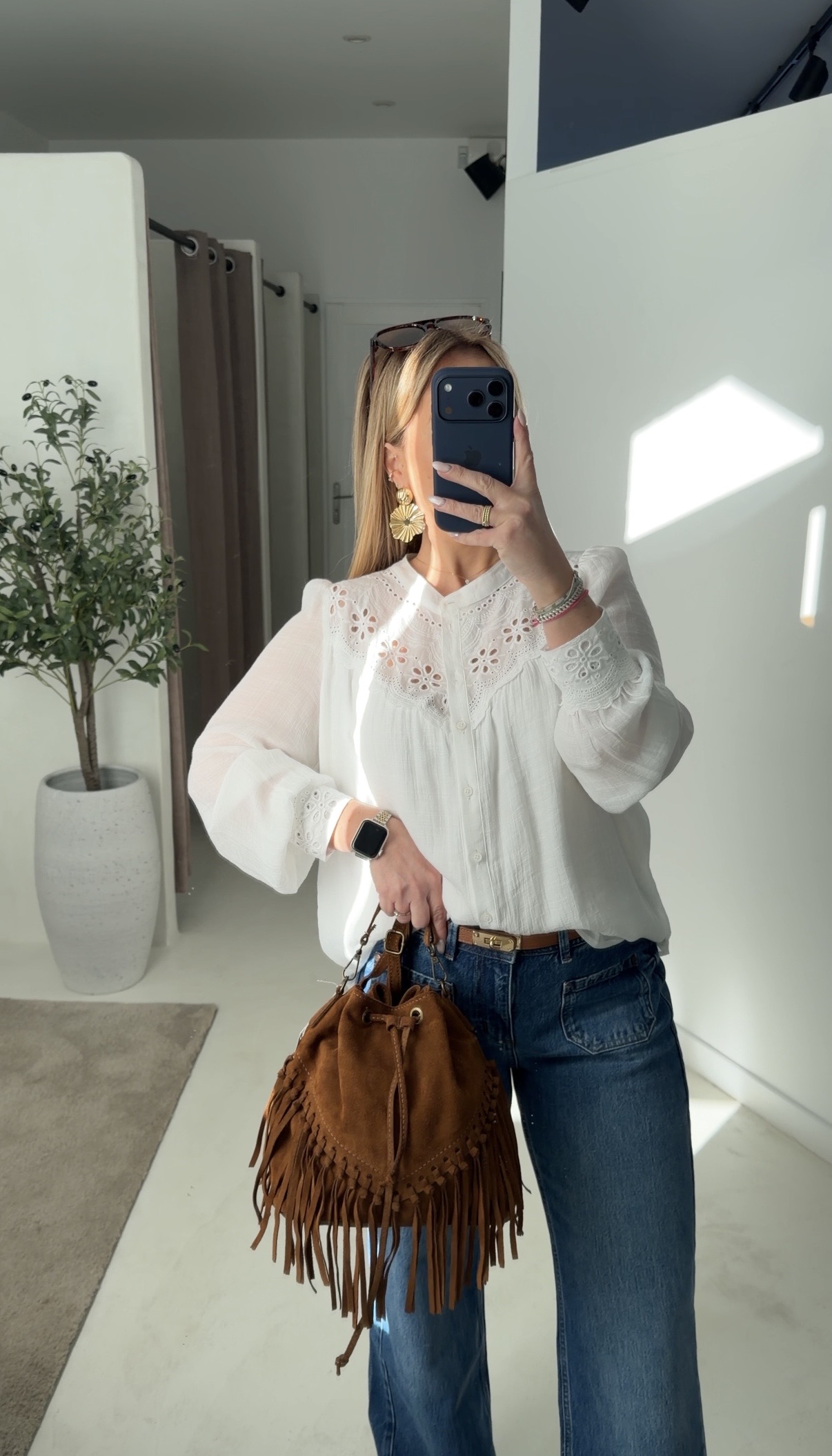 Blouse blanche ajourée sur la poitrine et aux poignets — vue 2