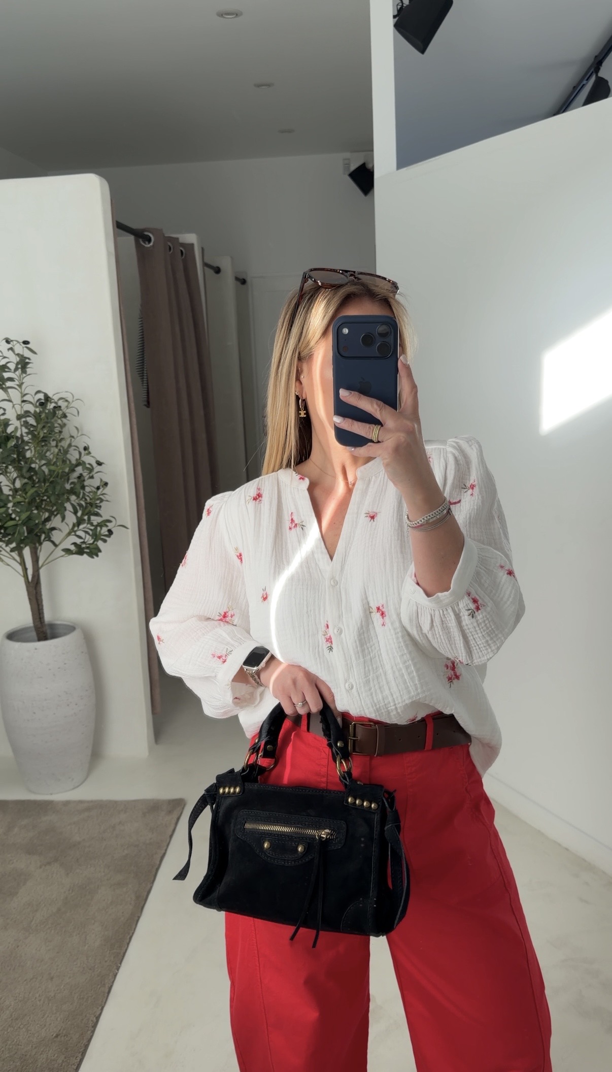 Blouse blanche en gaz de coton avec broderies fleurs — vue 2