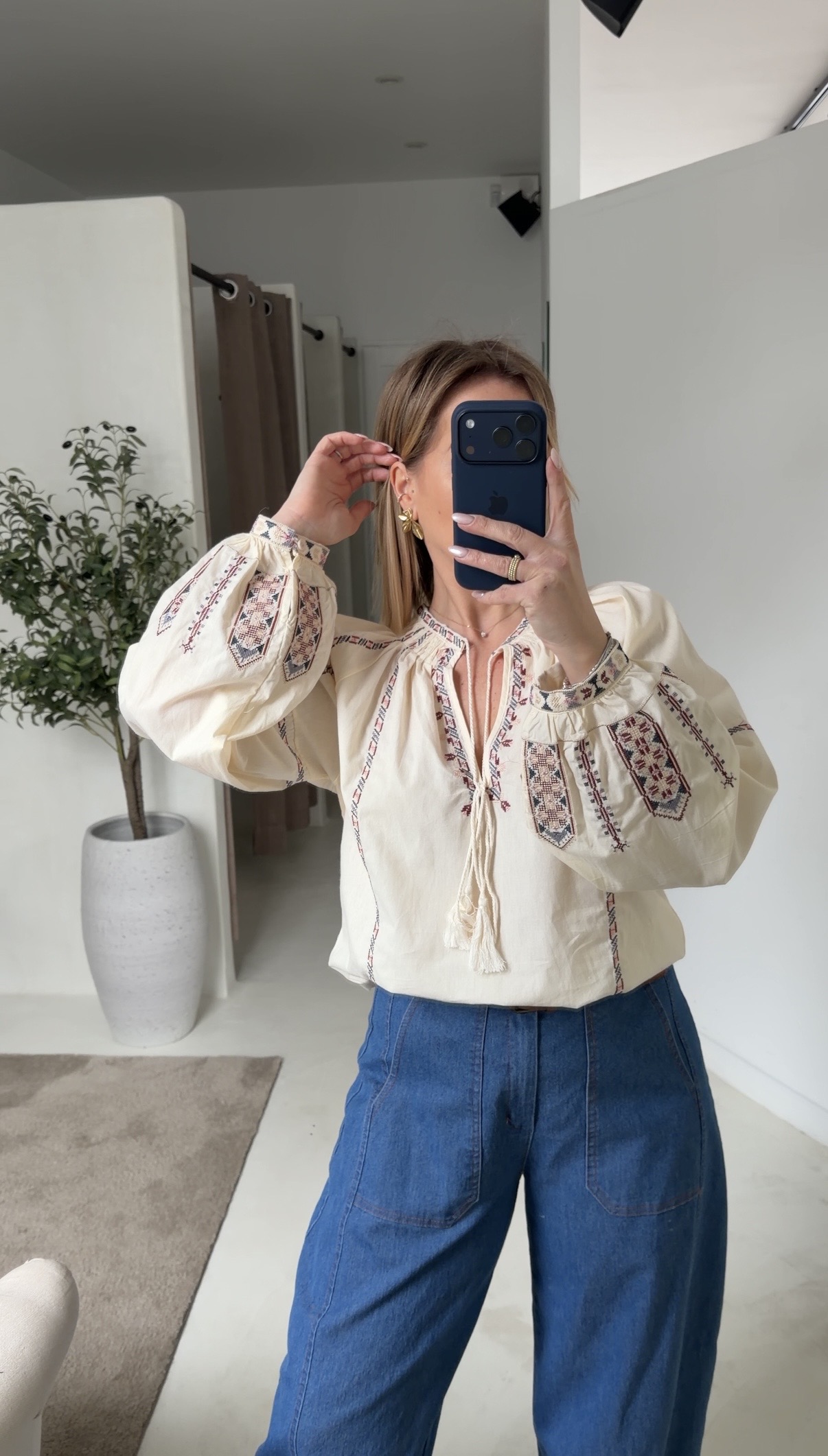 Blouse bohème beige avec broderies colorées — vue 2