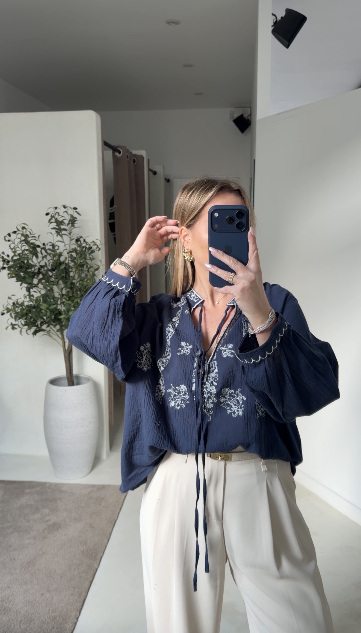 Blouse bohème bleu marine avec broderies fleurs — vue 2