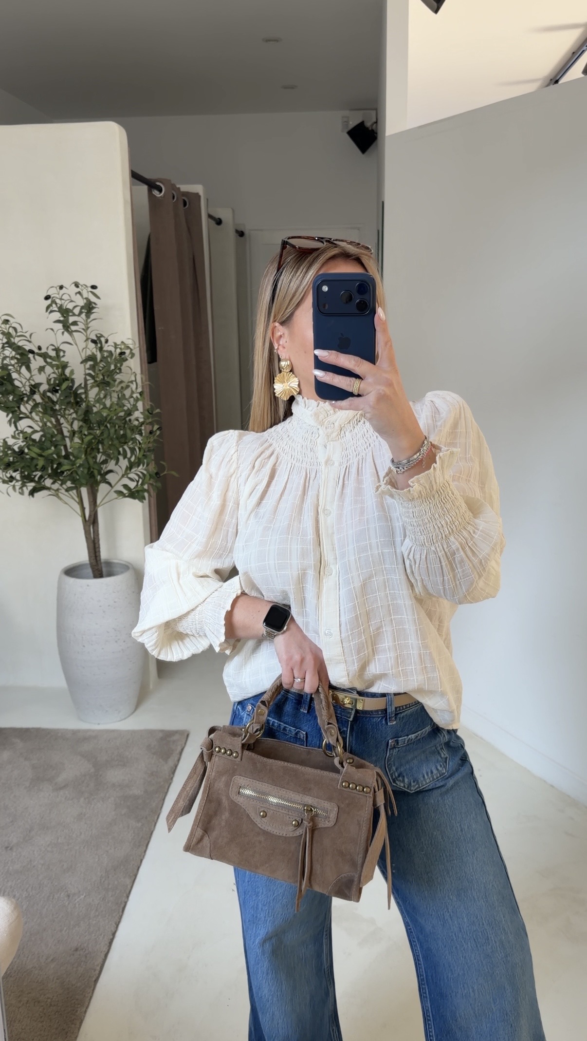 Blouse écru à carreaux discrets et fronces au col — vue 2
