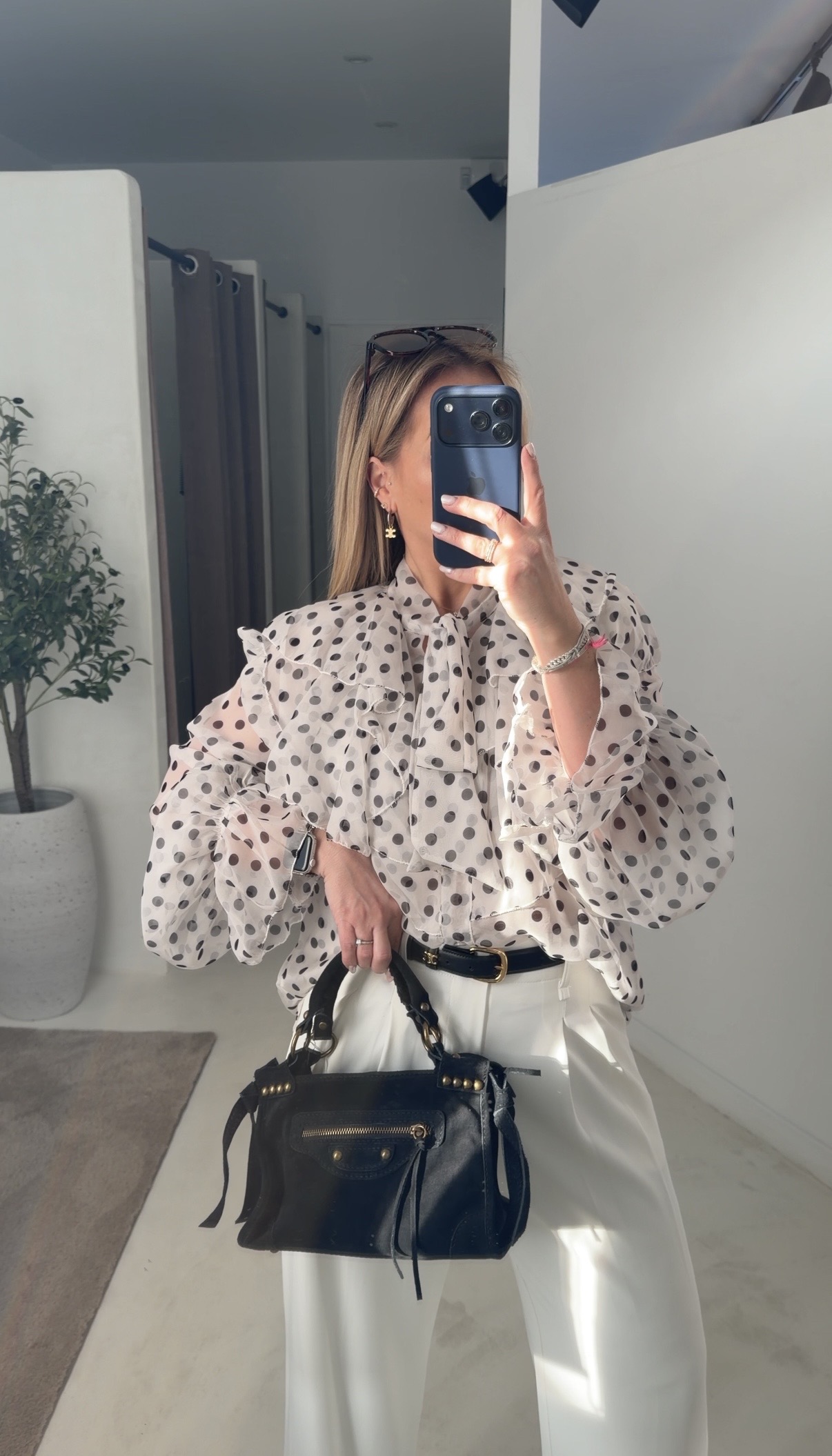Blouse fluide à pois noir et blanc avec volants — vue 2