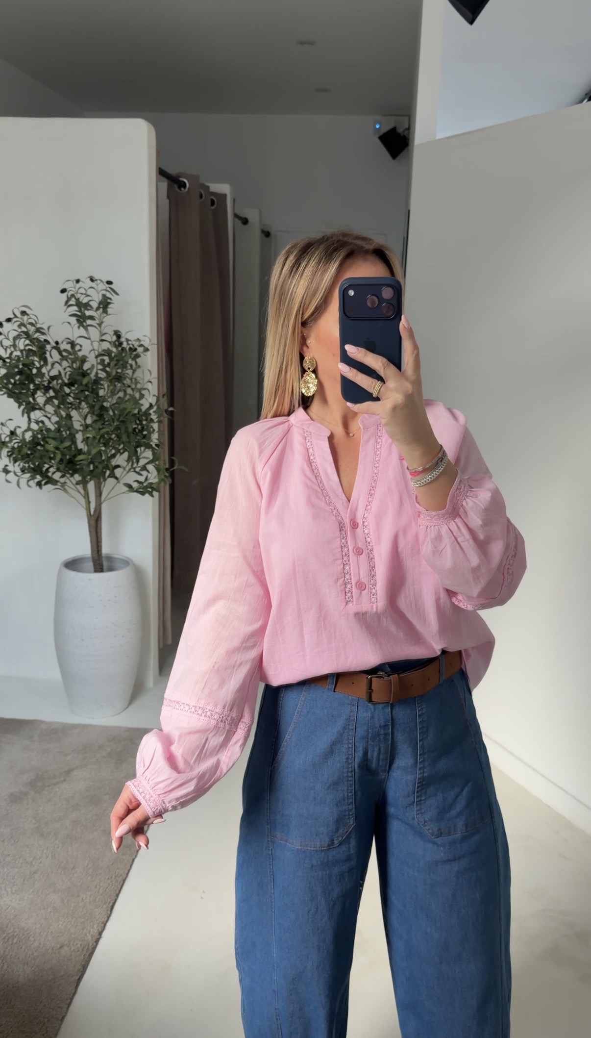 Blouse rose col V détails féminins — vue 2