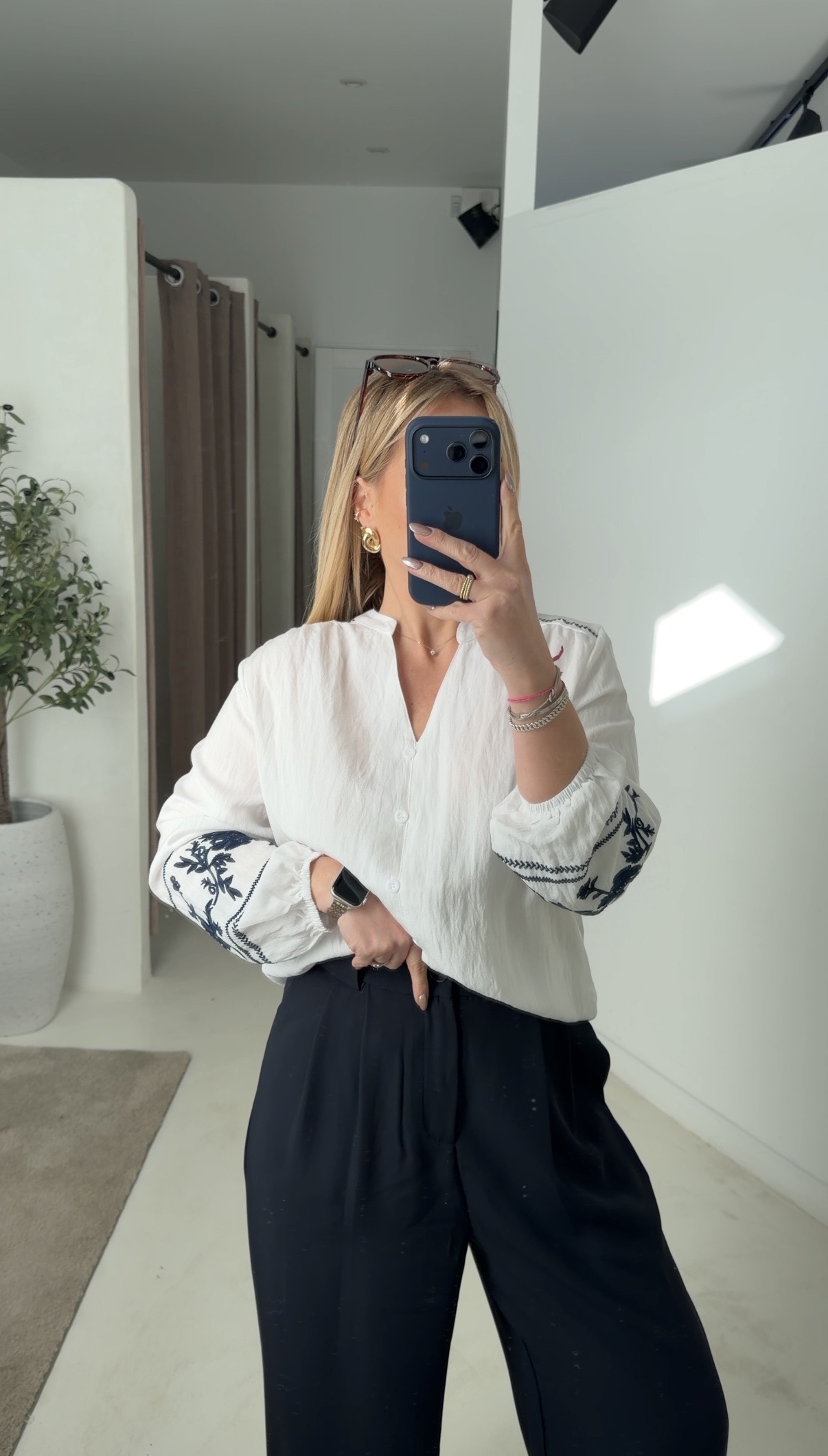 Blouse vol V blanc fluide, avec broderies bleu marine — vue 2