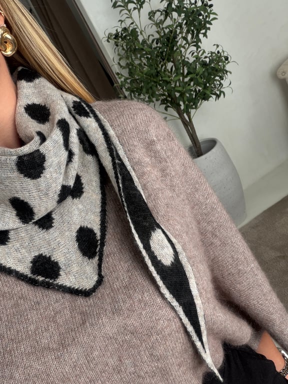 Foulard triangle à pois noir et blanc réversible