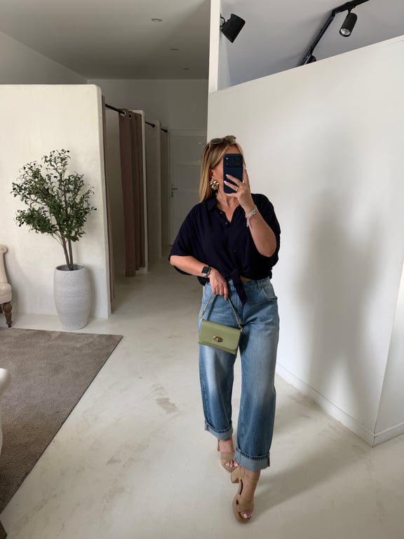 Chemise ample bleu marine avec noeud dans le bas