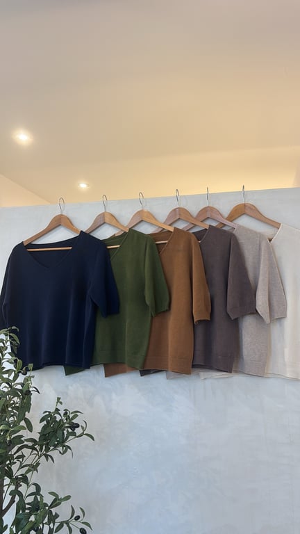 Pulls sans manches col V (plusieurs coloris)