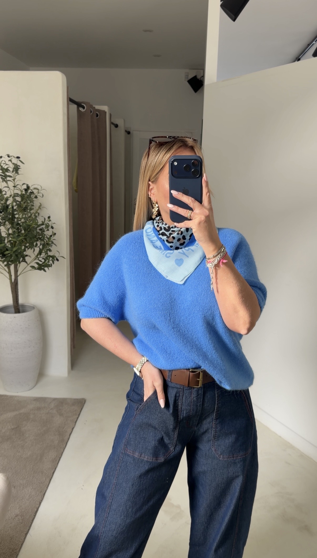 Petit foulard léopard bleu et beige, "smile and be happy" — vue 2