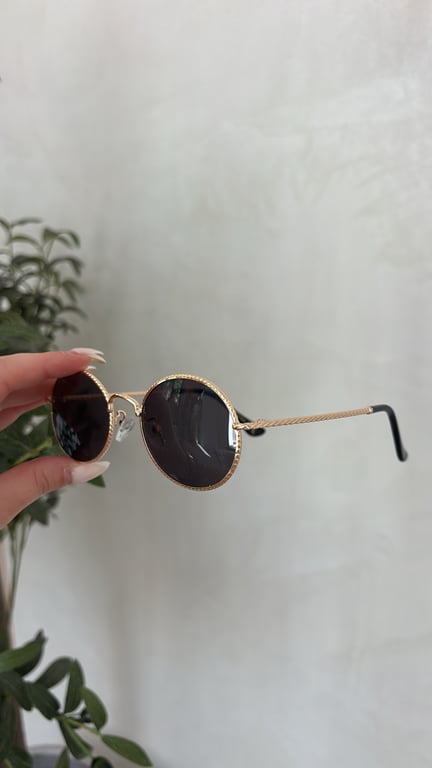 Lunettes de soleil à branches fines tressées dorées
