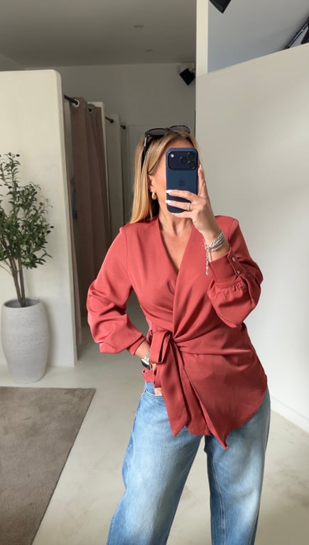 Blouse cache-cœur brique satinée — vue alternative