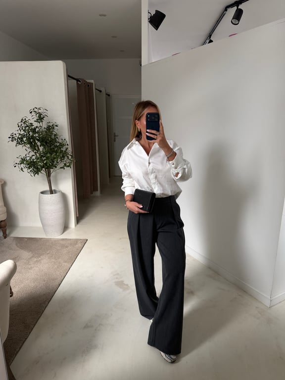 Chemise blanche col V & bouton doré