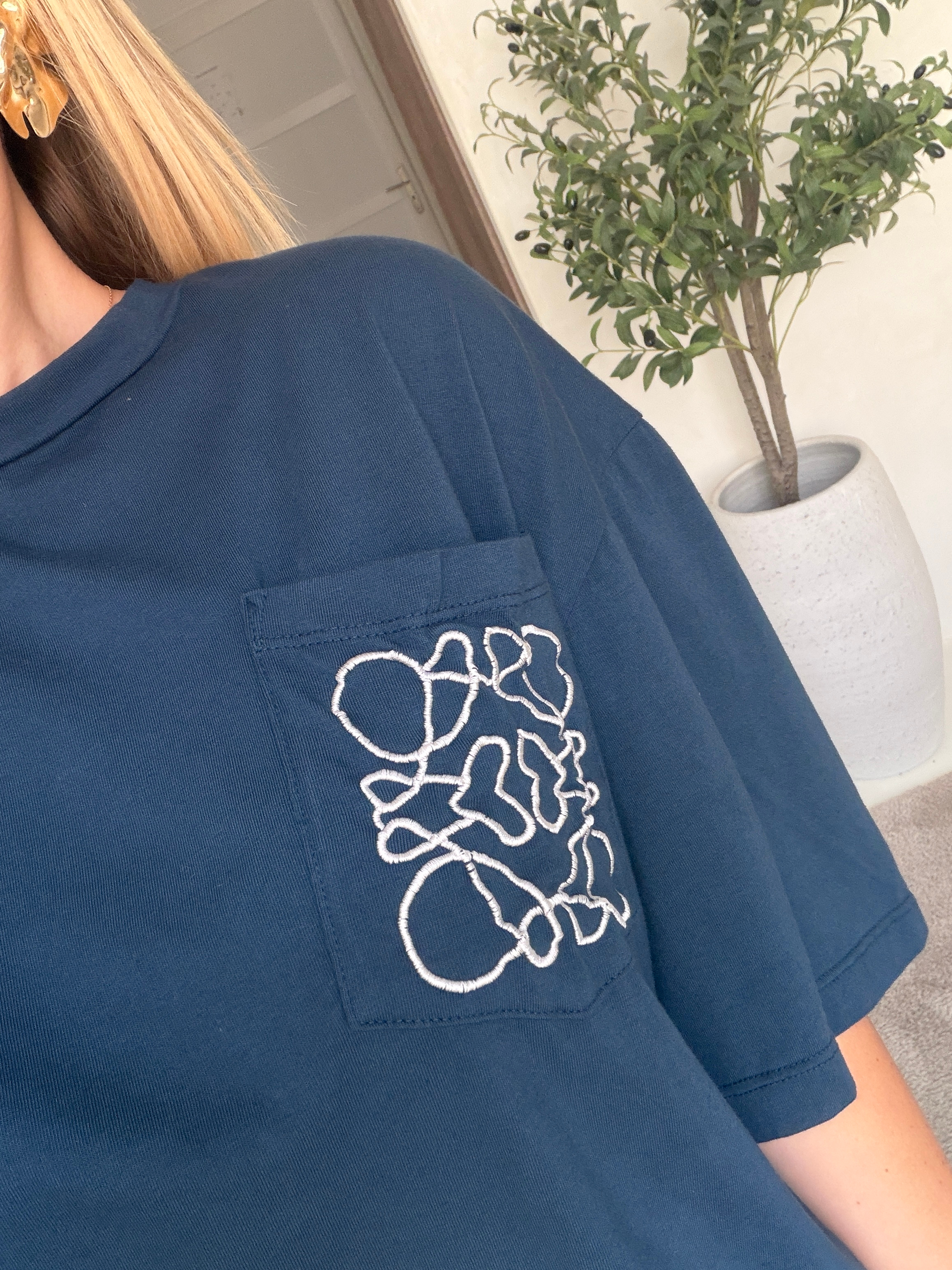 T-shirt bleu marine avec broderie sur la poche — vue 2