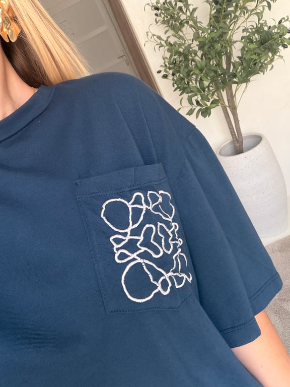 T-shirt bleu marine avec broderie sur la poche — vue alternative