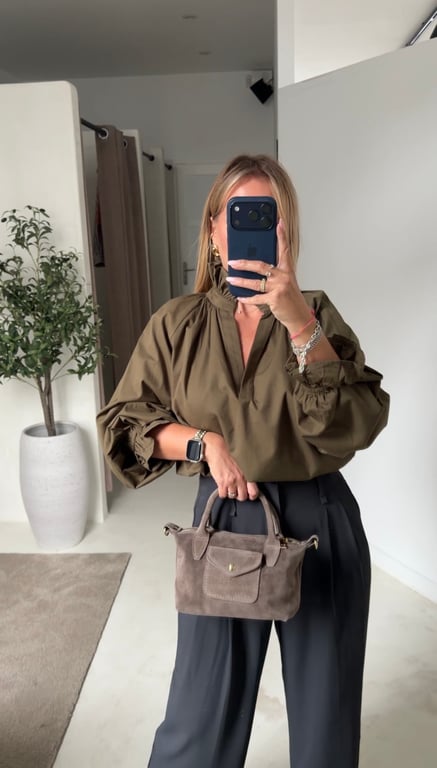 Blouse kaki col V avec volants