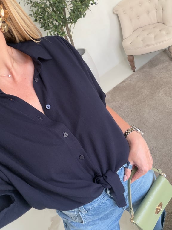 Chemise ample bleu marine avec noeud dans le bas — vue alternative