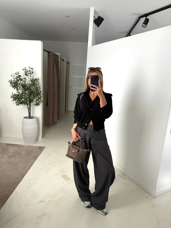 Blouse noire boutonnée élastiquée à la taille