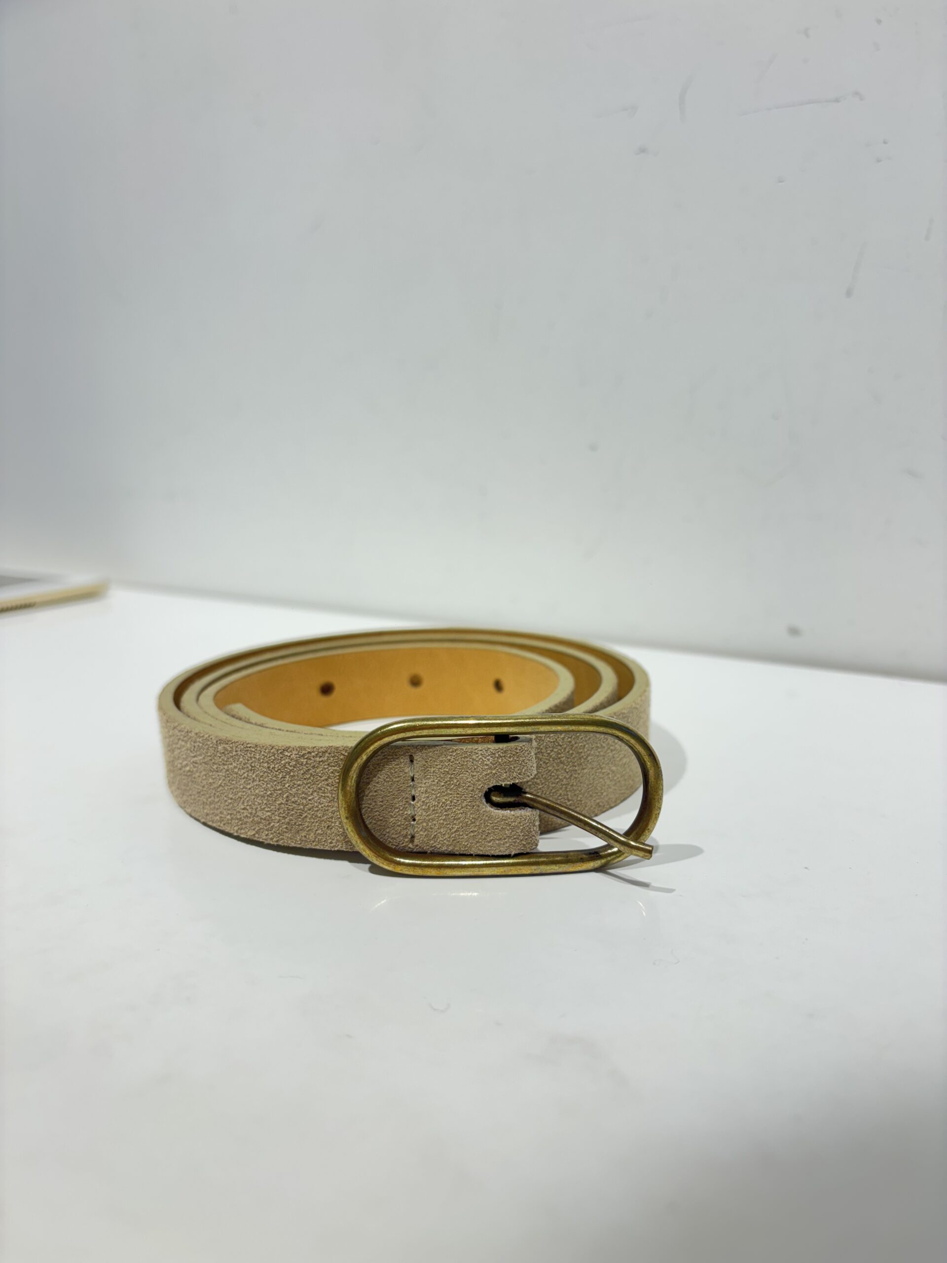 Ceinture fine en daim beige, boucle dorée - Accessoires | Sodress