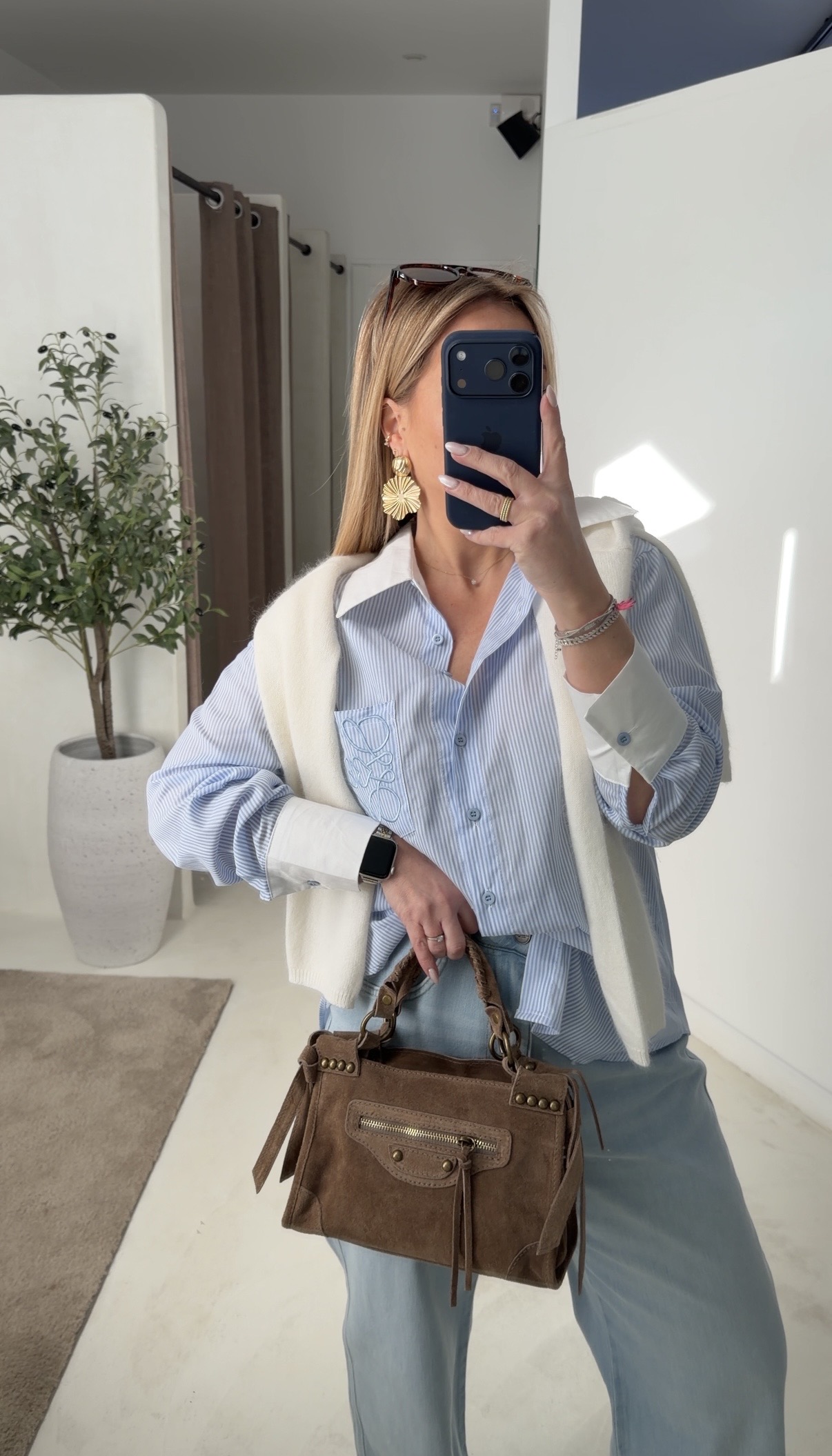Chemise rayée bleu et blanc, broderie et poche — vue 2