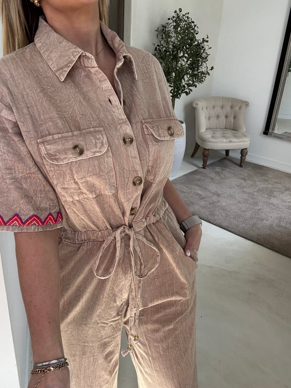 Combinaison beige et détails colorés — vue alternative