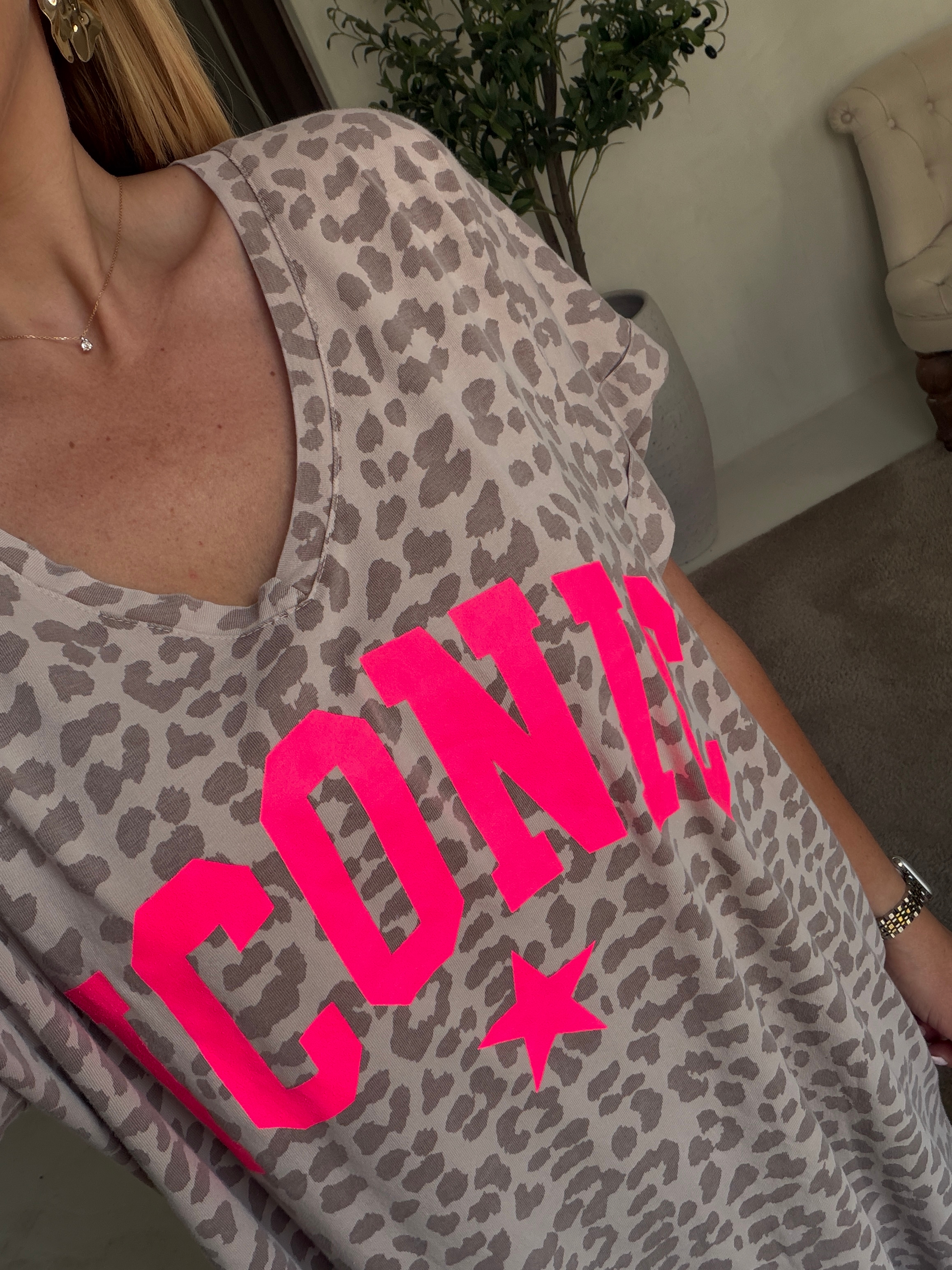 Robe t-shirt col V léopard « ICONIC » rose fluo — vue 2