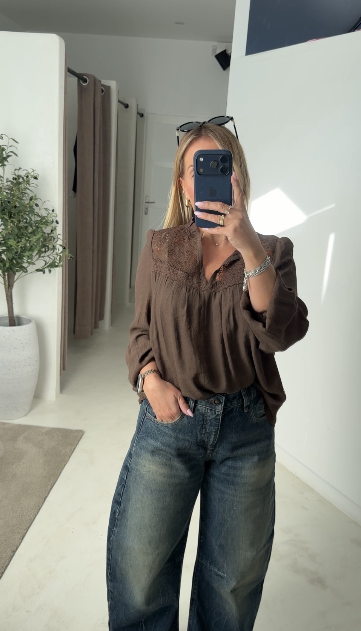 Blouse marron col V détails broderies — vue 2