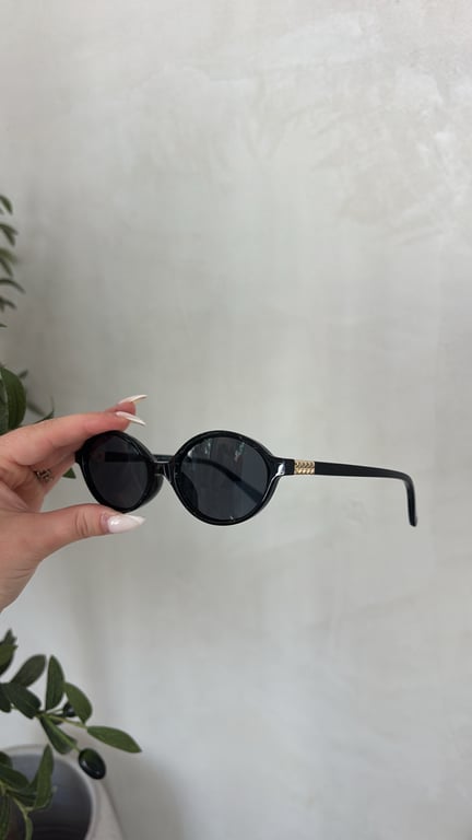 Lunettes de soleil fines noires & bijoux doré