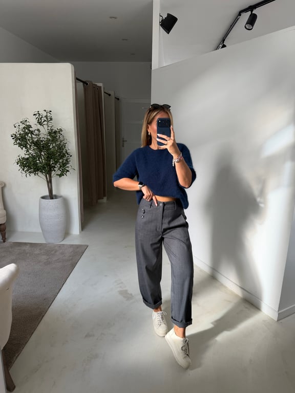 Pantalon barrel gris à rayures bleues