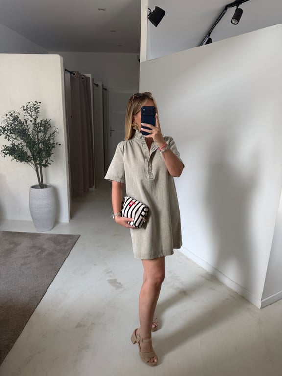 Robe en jean beige sable à col montant