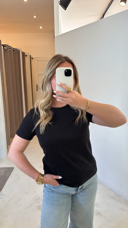 T-shirt simple noir près du corps