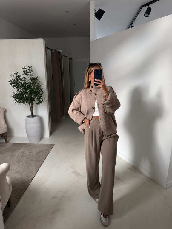 Pantalon large et classe taupe