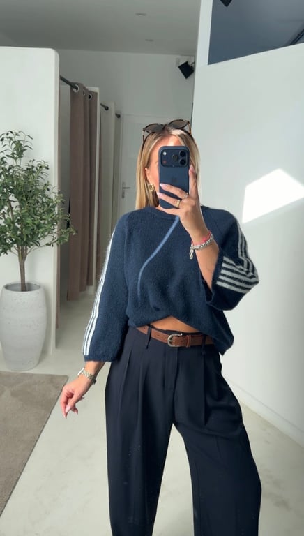 Pull manches 3/4 bleu marine à bandes grises — vue alternative