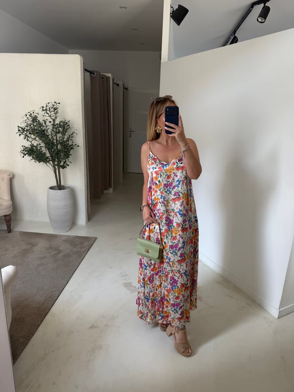 Robe longue satinée à bretelles fleurie