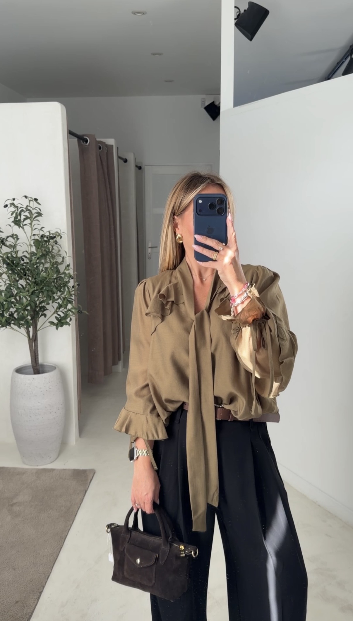Blouse kaki à volants et col à nouer élégant — vue 3
